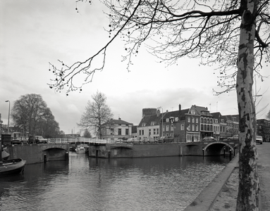 66376 Gezicht op de Stadsbuitengracht te Utrecht met links de Weerdbrug en rechts de Zandbrug. Daarachter de huizen op ...